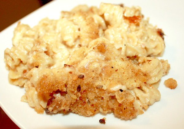 skillet mac and cheese with breadcrumb topping